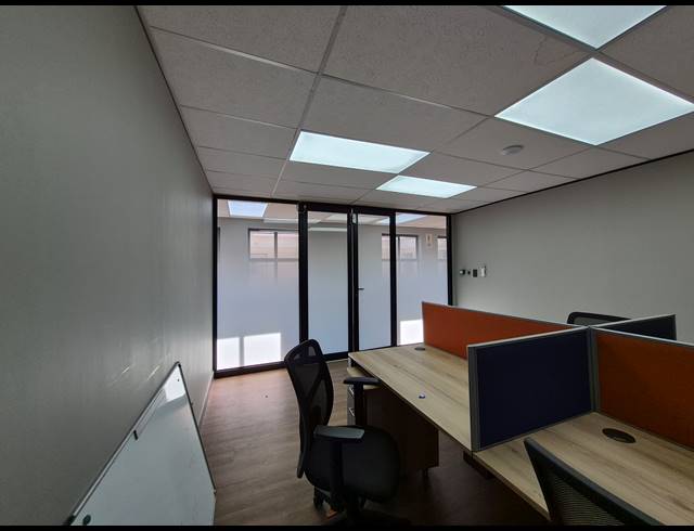 19M² OFFICE TO LET IN DUNKELD WEST